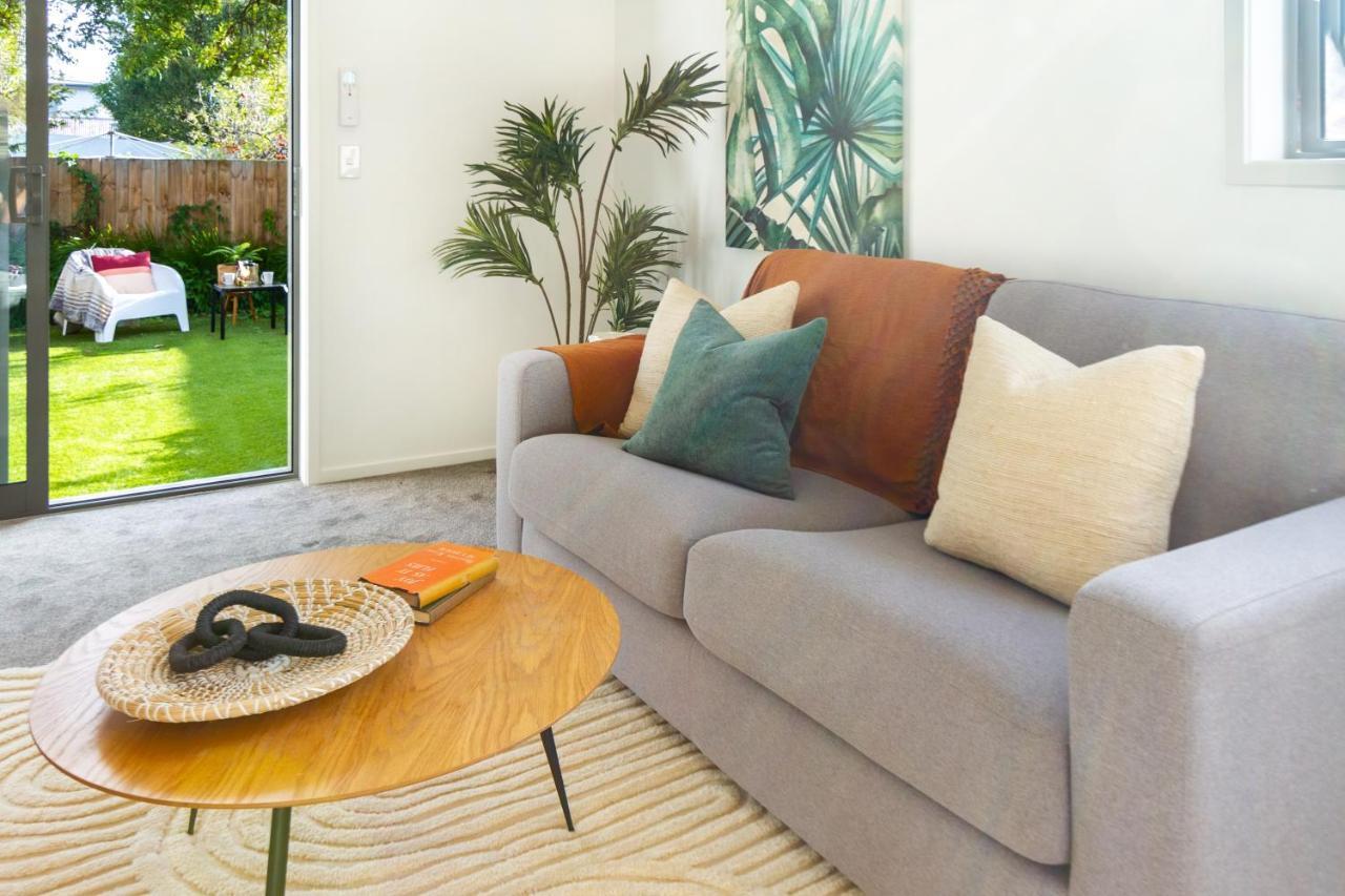 2 Bed Escape, Heart Of Riccarton W/carpark Apartment *